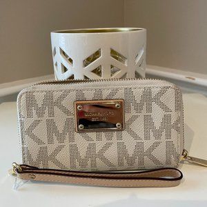 Michael Kors Beige and Cream Wallet /Wristlet